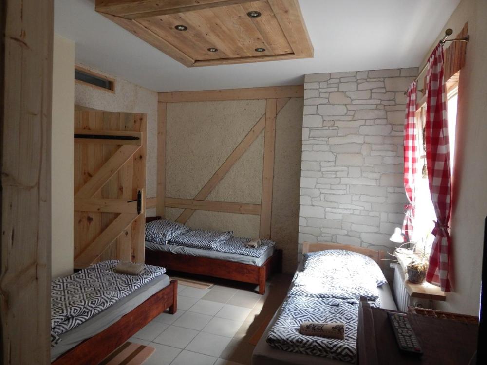 a room with two bunk beds in a room at Pokoje do wynajęcia in Nowogrodziec
