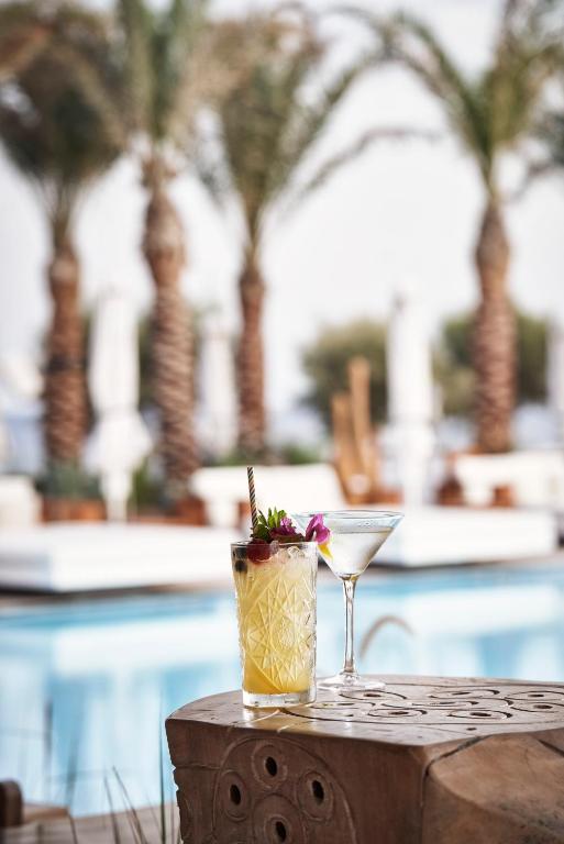 Bazén v ubytování Nikki Beach Resort & Spa Santorini nebo v jeho okolí