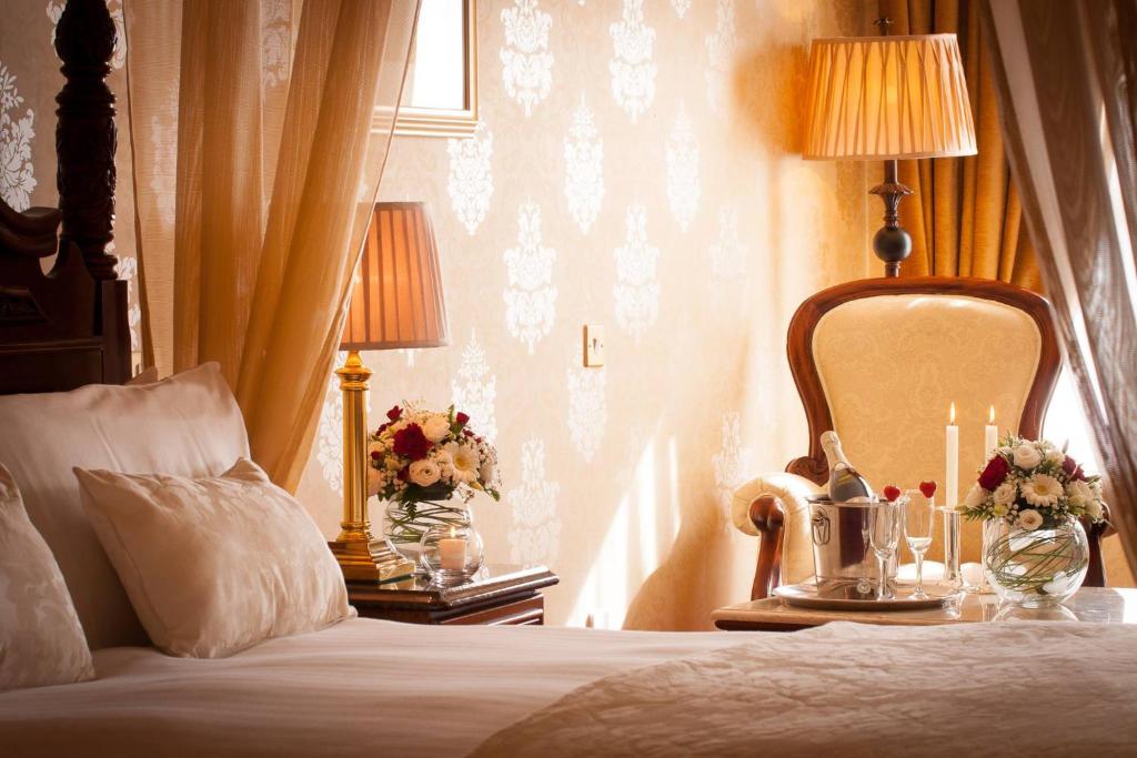 Postel nebo postele na pokoji v ubytování Meadow Court Hotel