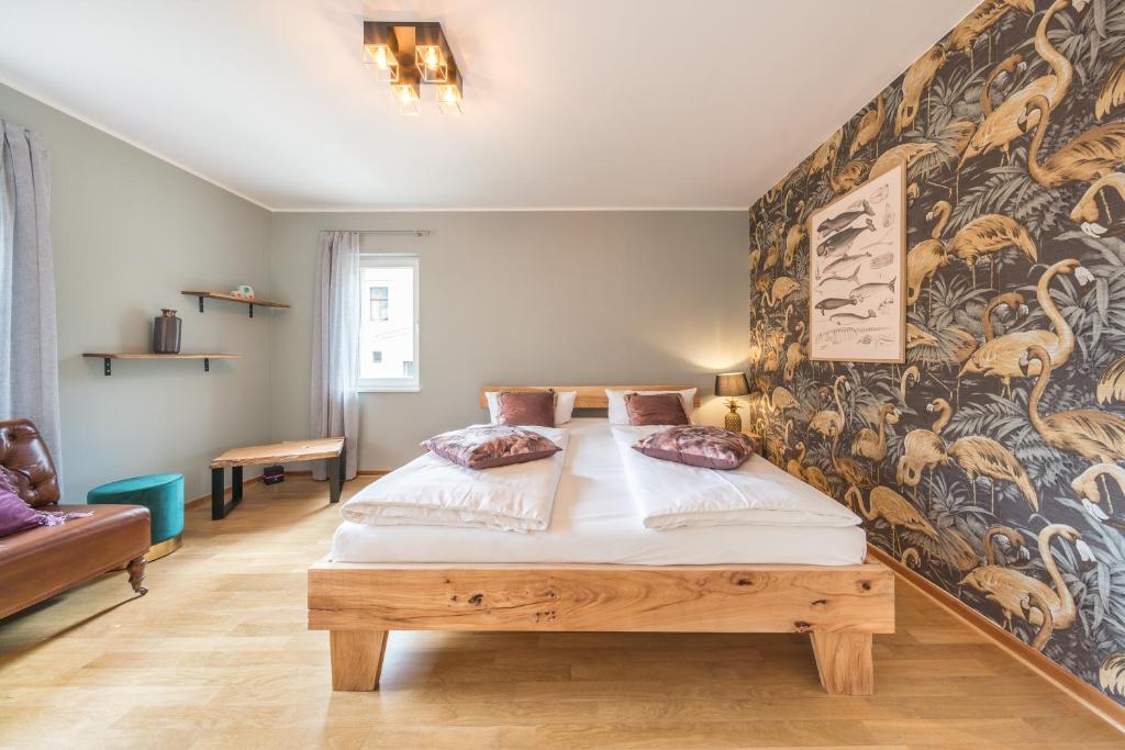 sypialnia z łóżkiem z dużą ścianą w obiekcie Design Apartments - "Das Kutscherhaus" w Poczdamie