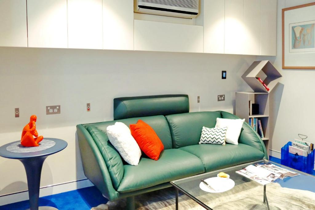 sala de estar con sofá verde y mesa en Luxe Executive Suite with breakfast and snacks in Paddington near Rushcutters Bay, Darlinghurst, St Vincents en Sídney