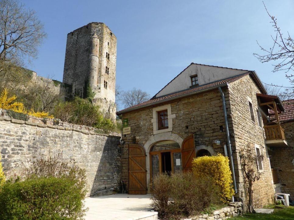 un antiguo edificio de piedra con una torre encima en Ferme d'Andree, en Chaudenay-le-Château