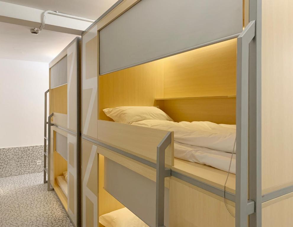 Postel nebo postele na pokoji v ubytování WeFlow Hostel (Shanghai Xintiandi)