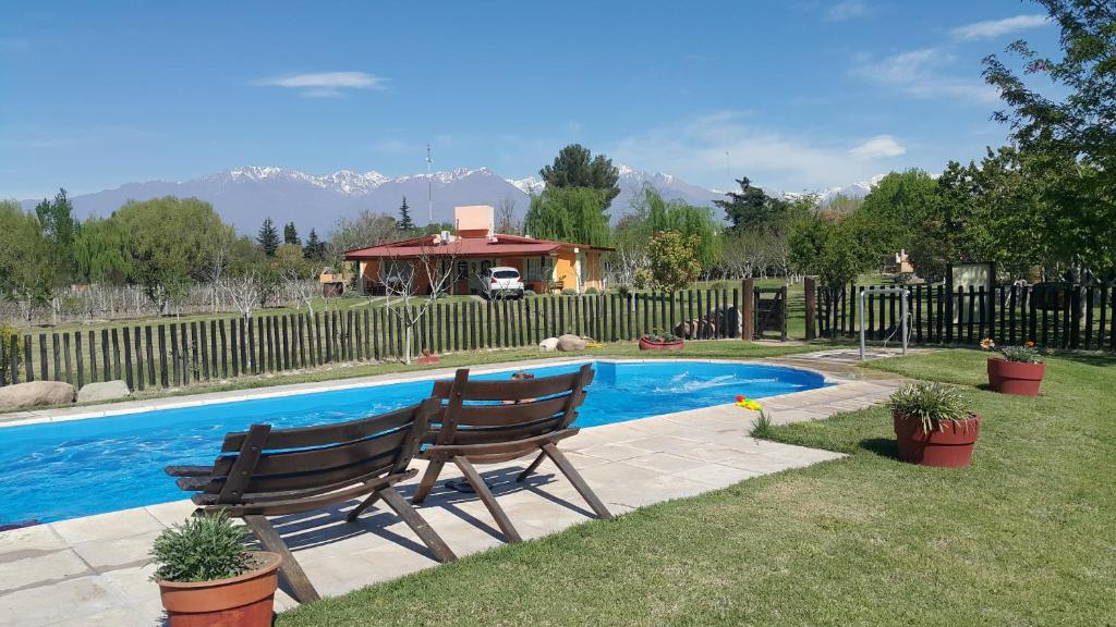ビスタ・フローレスにあるLa Posada Del Jamónのスイミングプールの横にベンチがあります。