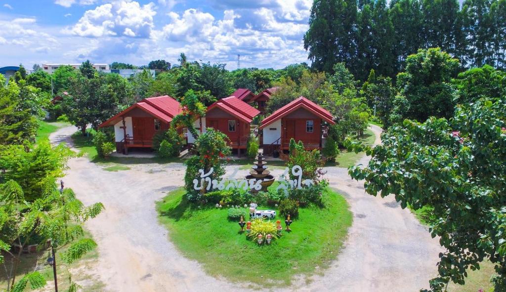 - une vue aérienne sur une maison avec un jardin dans l'établissement Baan Suan Sukjai Resort, à Chaiyaphum