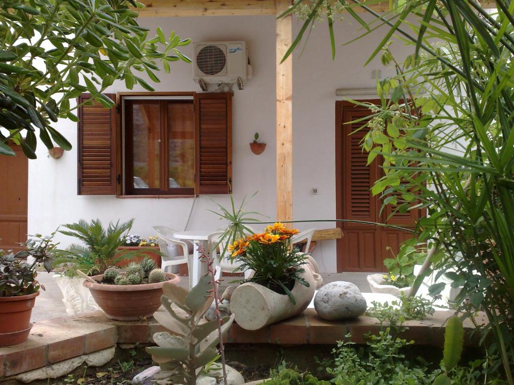 a house with some plants in front of it at VILLA BUTTERFLY 1 e 2 sea and history in Capaci