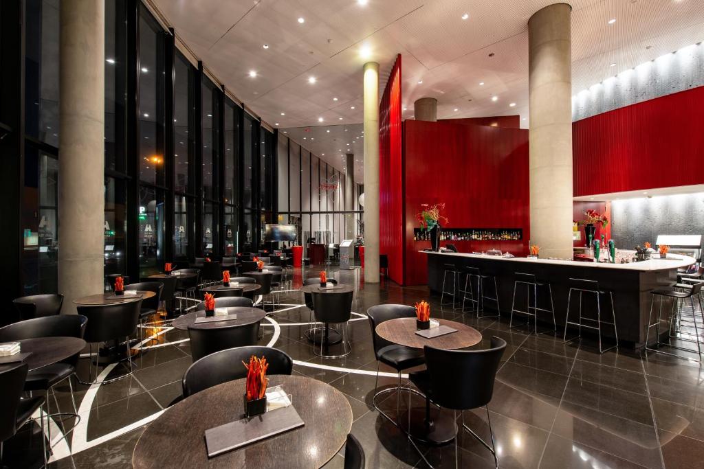 מסעדה או מקום אחר לאכול בו ב-Hotel Porta Fira 4* Sup
