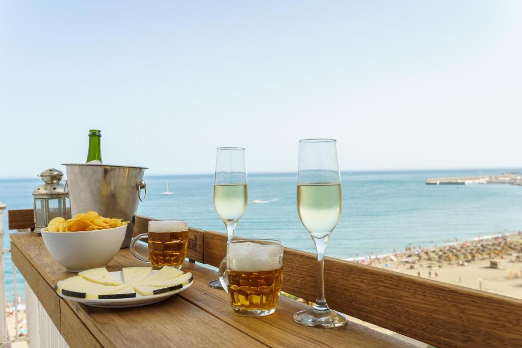 MP4-Beachfront Enjoy breakfast facing the Ocean, Málaga ...