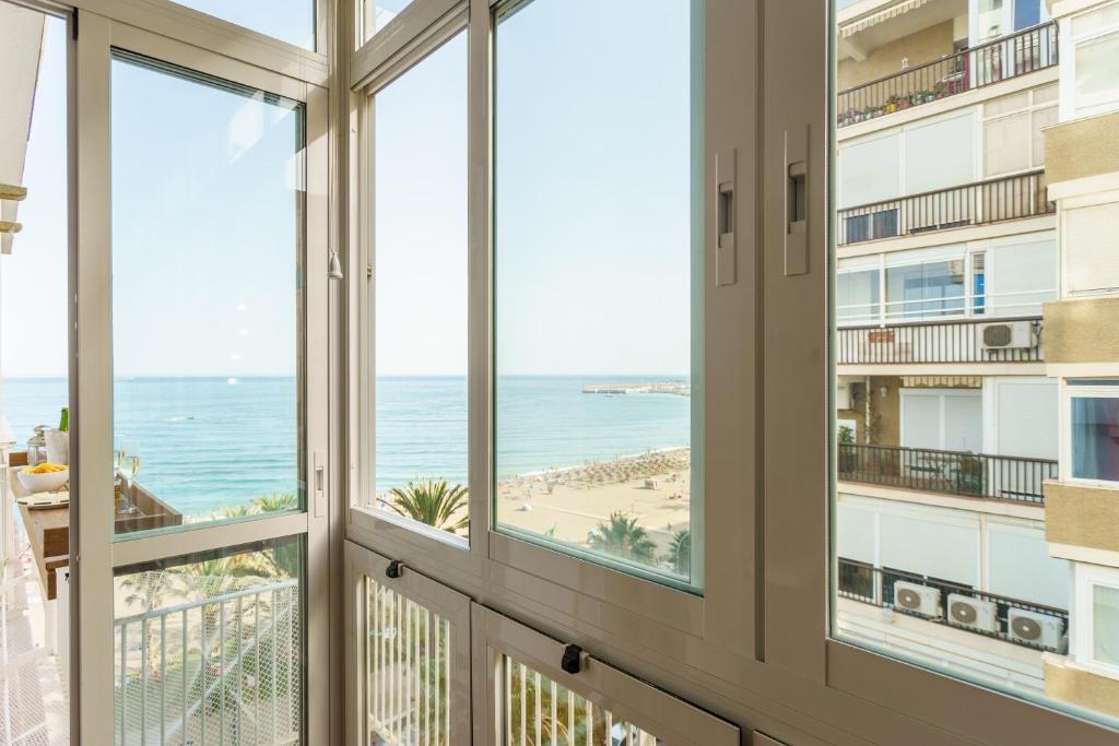 MP4-Beachfront Enjoy breakfast facing the Ocean, Málaga ...