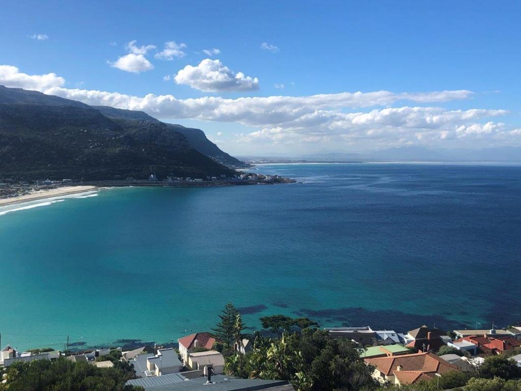 una vista aerea su una spiaggia e sull'oceano di 1 Mountain Rd Boutique B & B a Fish Hoek