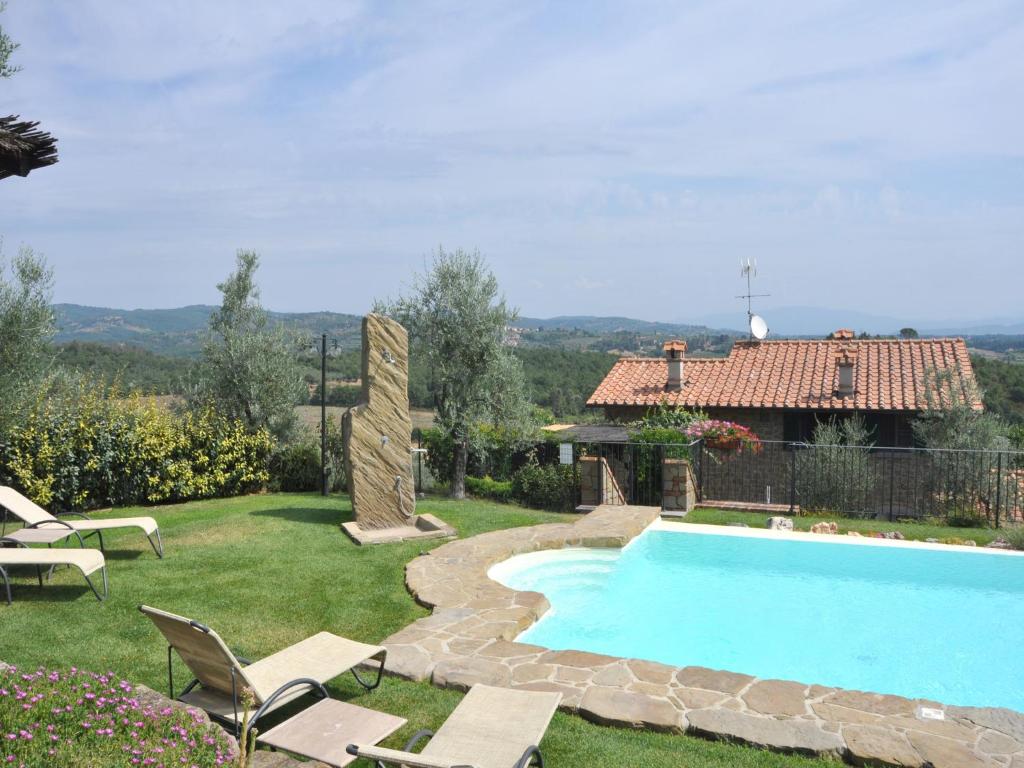 - une piscine dans une cour avec des chaises et une maison dans l'établissement Villa Agrirosa, à Monte San Savino
