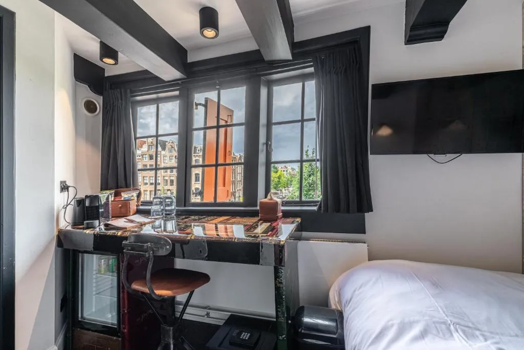 Tiny Single Room with canal view: The Bookbinder