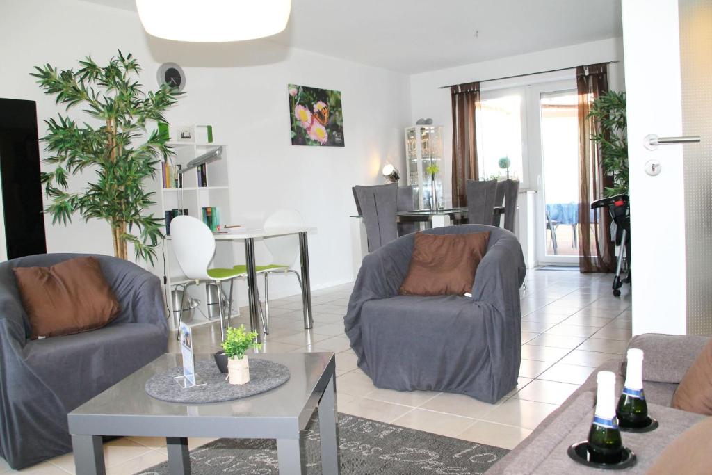 ein Wohnzimmer mit 2 Stühlen und einem Tisch in der Unterkunft Ferienwohnung Ferienliebe Lahn Dill in Hochelheim
