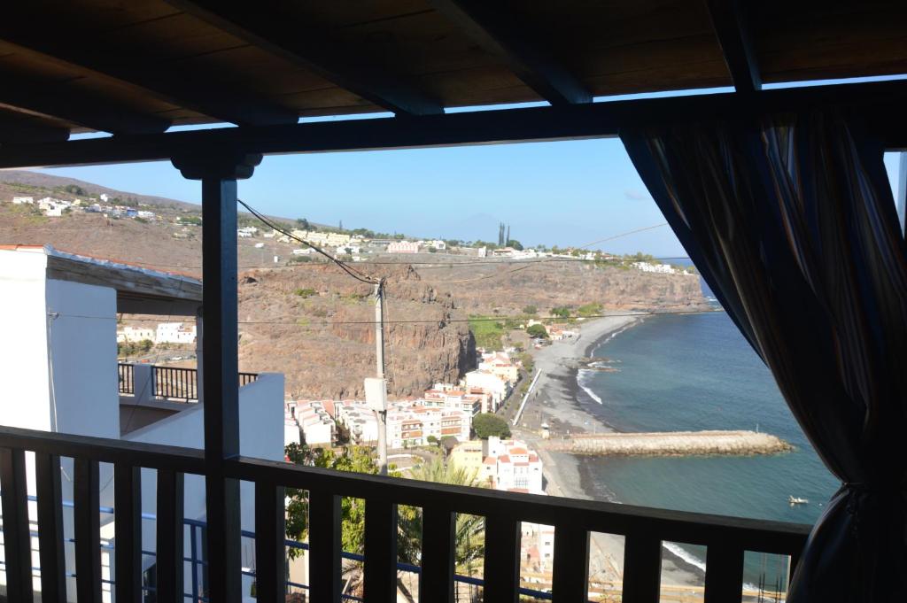 uma vista para o oceano a partir de uma varanda em Terraza del Atlántico em Playa de Santiago