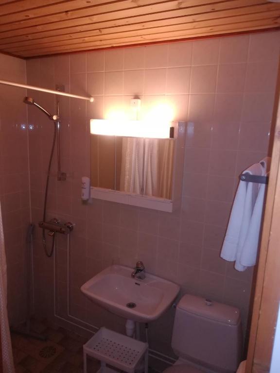 Koupelna v ubytování Hotelli Pogostan Hovi