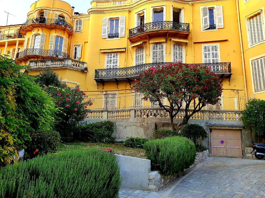 ニースにあるAncient Italian Palaceの黄色の建物(バルコニー付)
