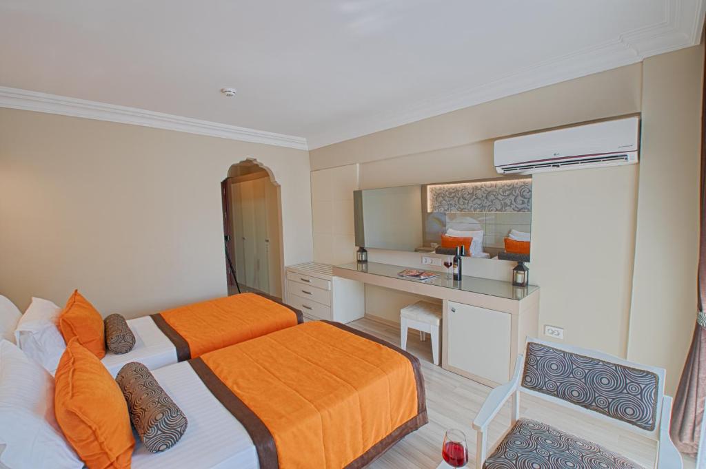 Postel nebo postele na pokoji v ubytování Mendos Garden Exclusive Hotel Fethiye