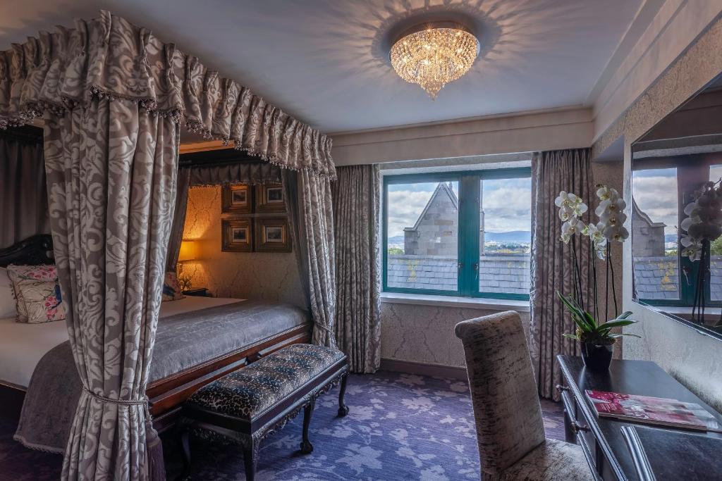 Voodi või voodid majutusasutuse Clontarf Castle Hotel toas