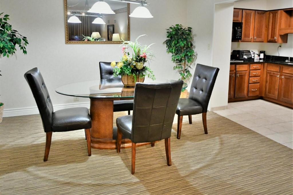 Ramada by Wyndham Jacksonville Hotel & Conference Center - Mandarijnsuite Met één Slaapkamer-niet-roken