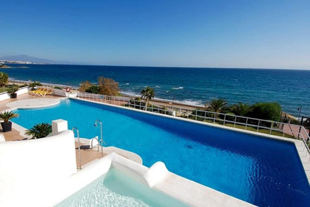 Zdjęcie z galerii obiektu E1 Espectacular y moderno Dúplex en primera línea - Estepona - Sinfonia del Mar w mieście Estepona