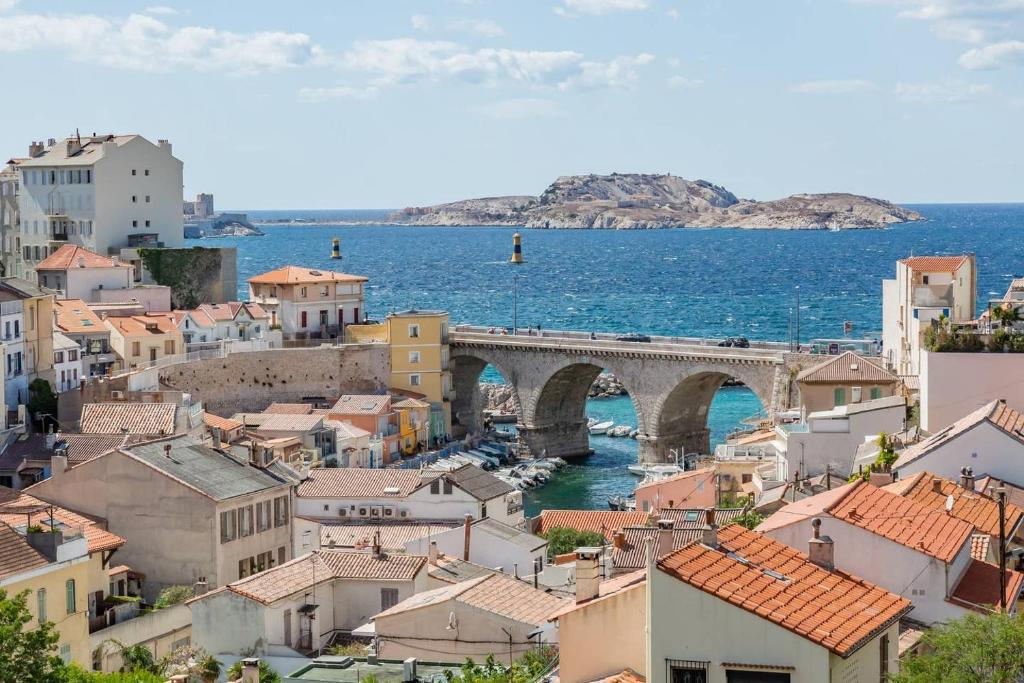 - une vue sur une ville avec un pont et de l'eau dans l'établissement T2 SUPERBE VUE MER et Vallon Des Auffes avec Parking, à Marseille