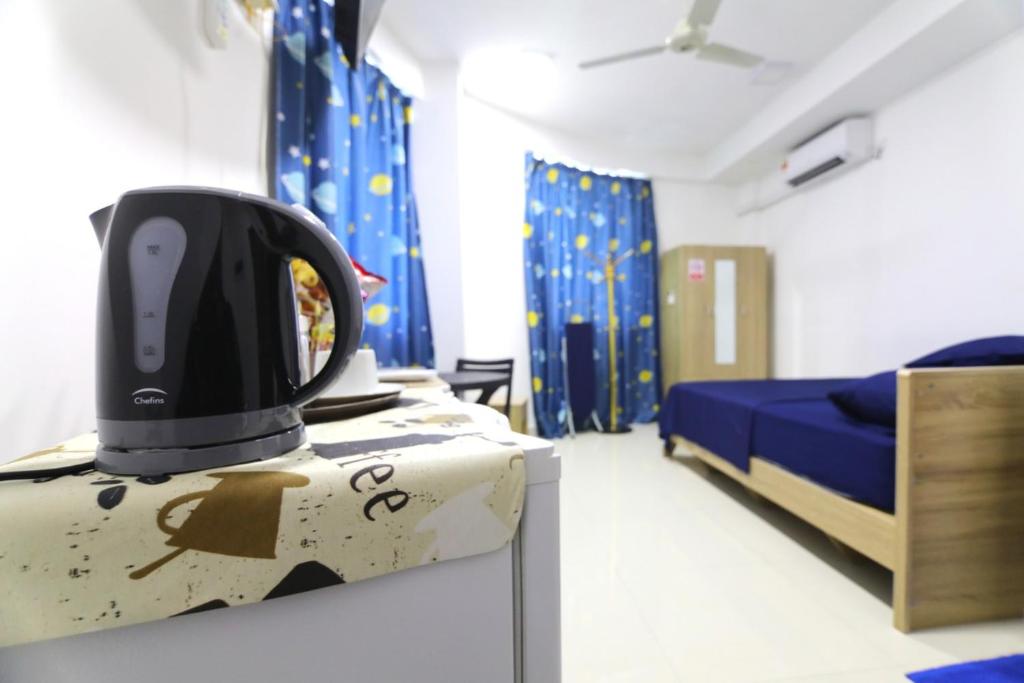 ein Krankenhauszimmer mit einem Bett und einem Spiegel in der Unterkunft Resting View in Male City
