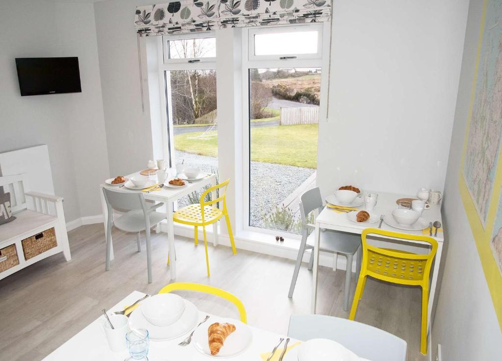 TV a/nebo společenská místnost v ubytování Ballintoy B&B IsleofSkye