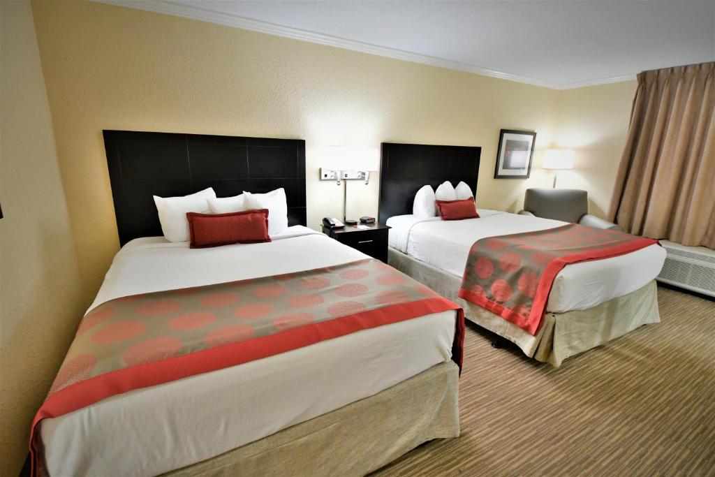 Ramada by Wyndham Jacksonville Hotel & Conference Center - Queen Room Met Twee Queensize Bedden