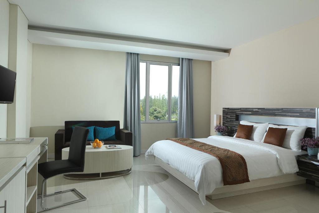 Postel nebo postele na pokoji v ubytování Patra Bandung Hotel