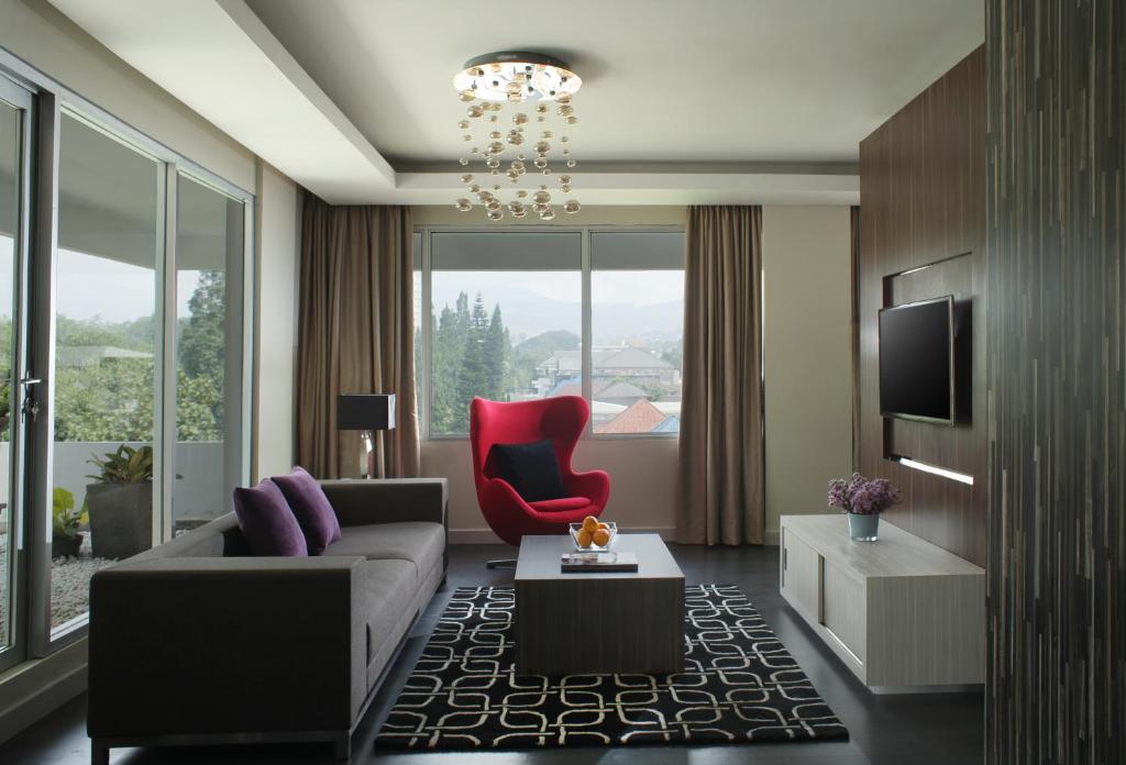 TV a/nebo společenská místnost v ubytování Patra Bandung Hotel