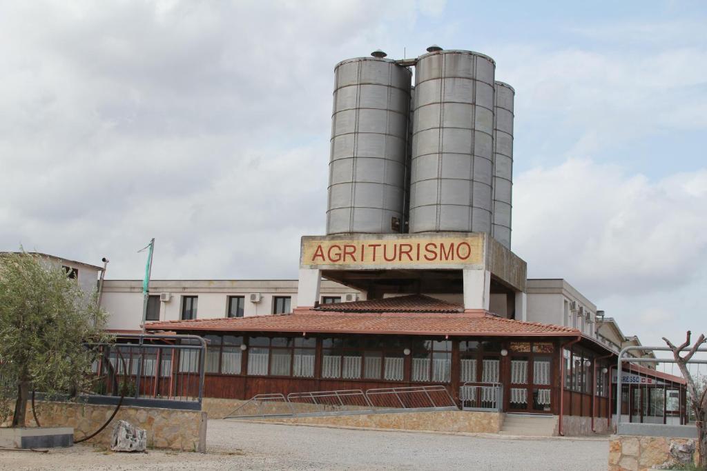 Une usine avec un panneau en haut dans l'établissement Agriturismo Silos Agri, à San Severo