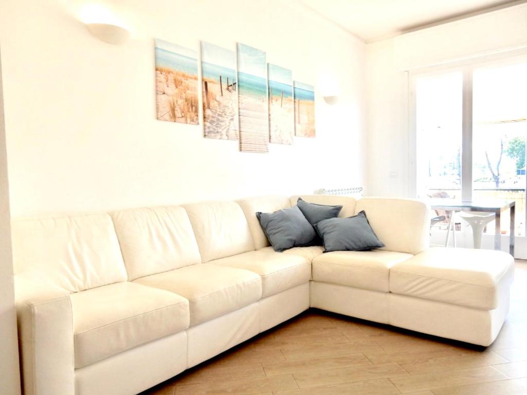 a white couch in a white living room at Appartamento Abate in Lido di Camaiore