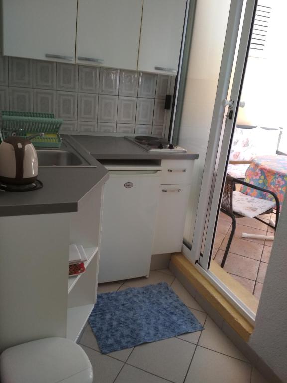 Kuchyň nebo kuchyňský kout v ubytování Apartmani Carević