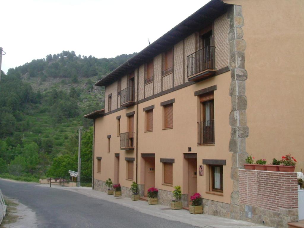 un edificio con finestre e balconi su strada di CASA RURAL CASA CANDI a El Arenal