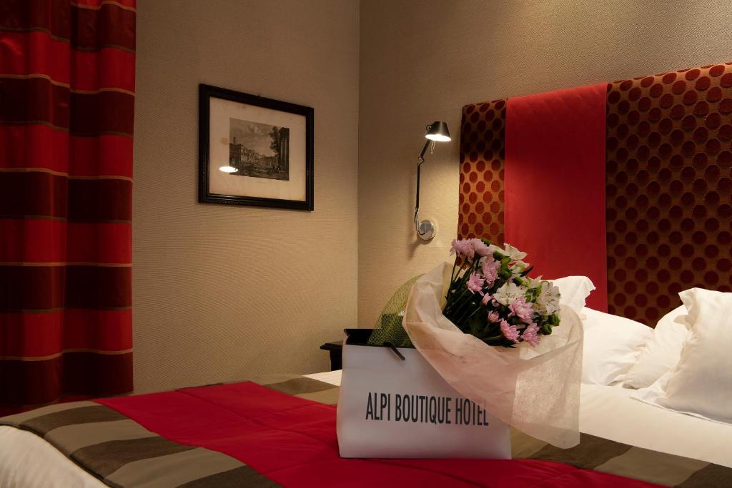 Postel nebo postele na pokoji v ubytování Alpi Hotel
