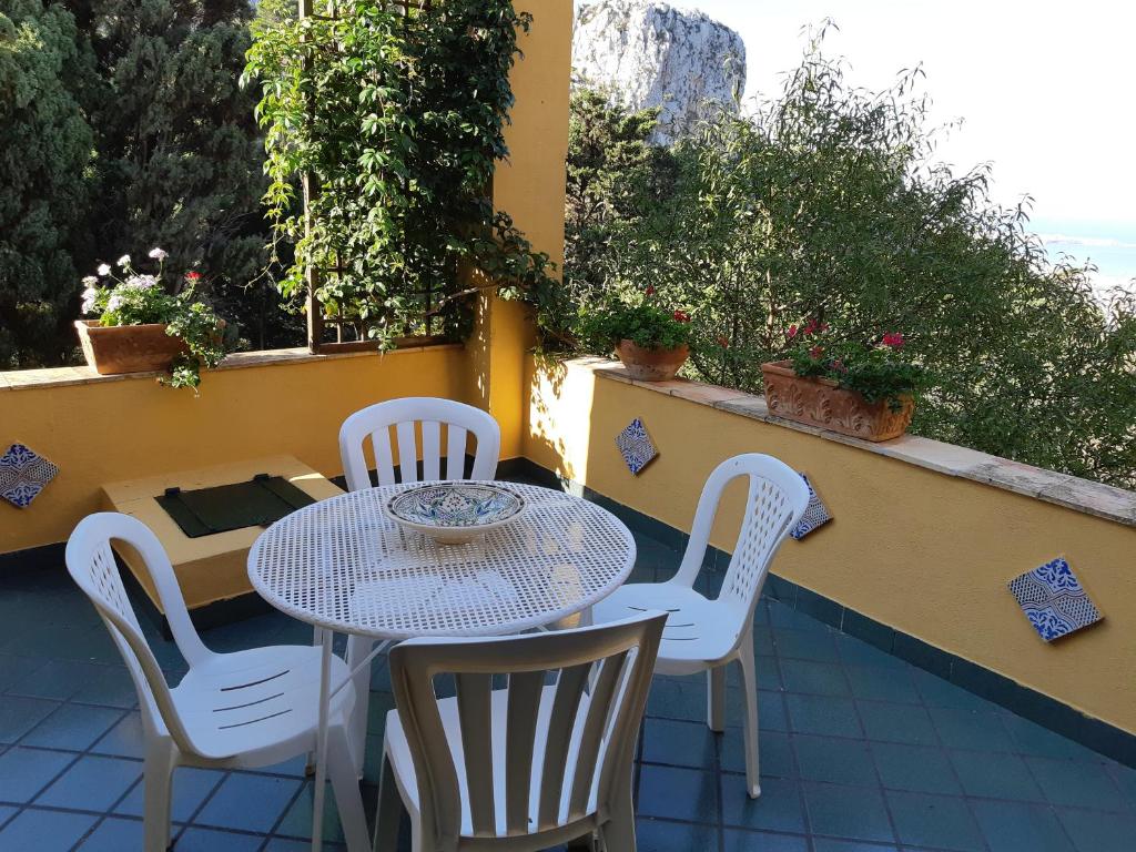 patio con mesa y sillas en el balcón en Casa "Le Terrazze", en Erice