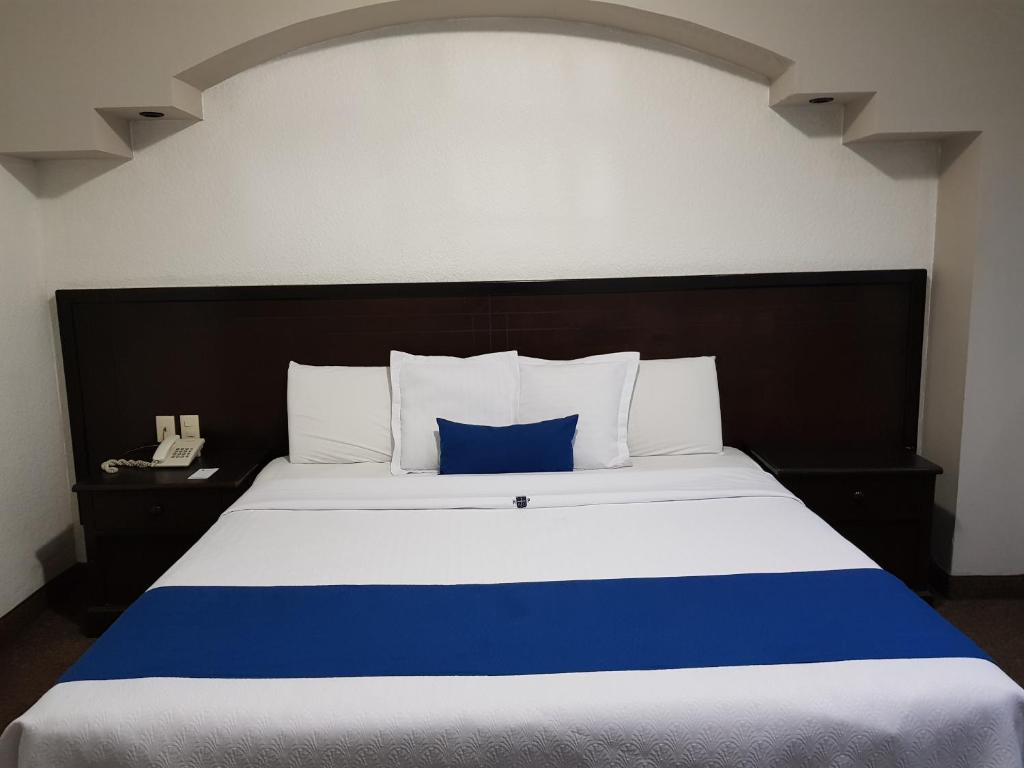 Postel nebo postele na pokoji v ubytování Hotel Principado Tijuana Aeropuerto