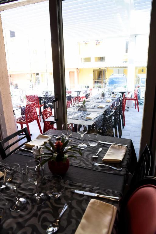 Restaurace v ubytování Logis Hôtel Restaurant Azalées
