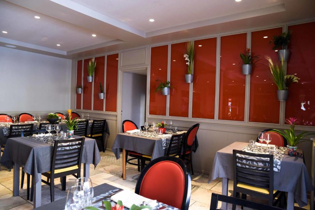 Posezení v ubytování Logis Hôtel Restaurant Azalées