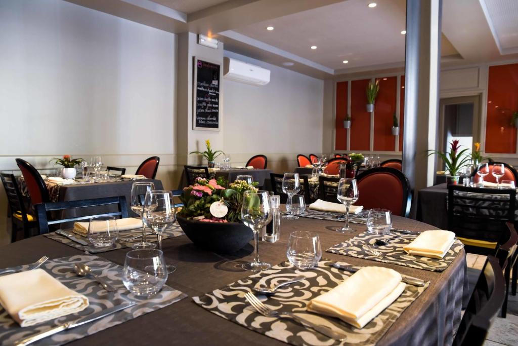 Restaurace v ubytování Logis Hôtel Restaurant Azalées