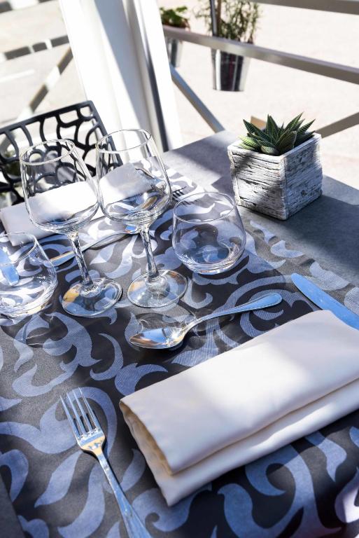 Fotografie z fotogalerie ubytování Logis Hôtel Restaurant Azalées v destinaci Tournon-sur-Rhône