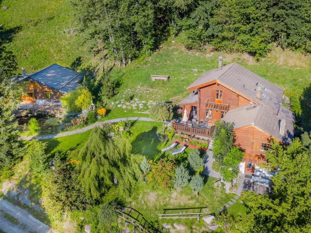 - une vue aérienne sur une grande maison en briques dans l'établissement Chalet Les Rindes, à Nendaz