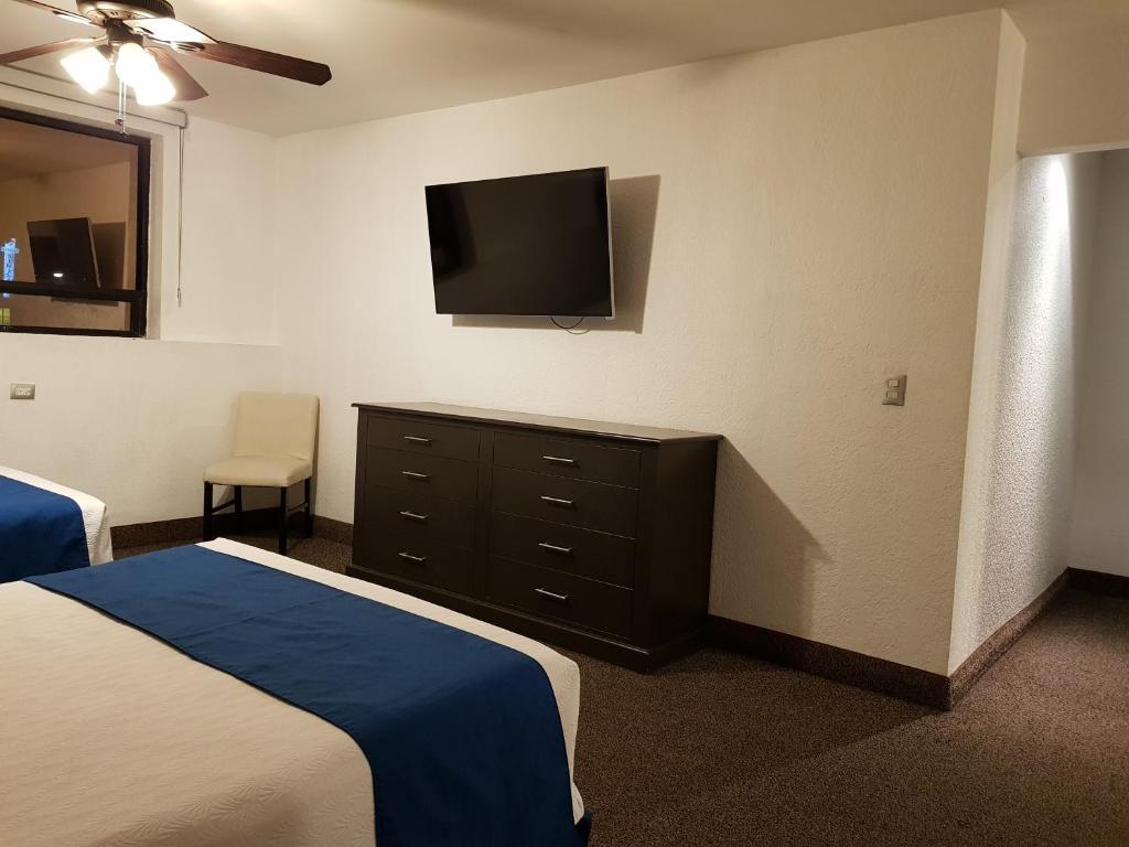 Postel nebo postele na pokoji v ubytování Hotel Principado Tijuana Aeropuerto