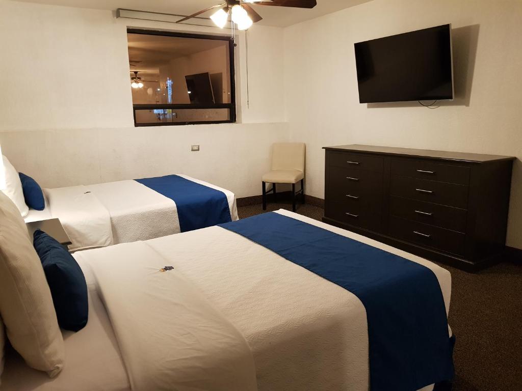 Postel nebo postele na pokoji v ubytování Hotel Principado Tijuana Aeropuerto