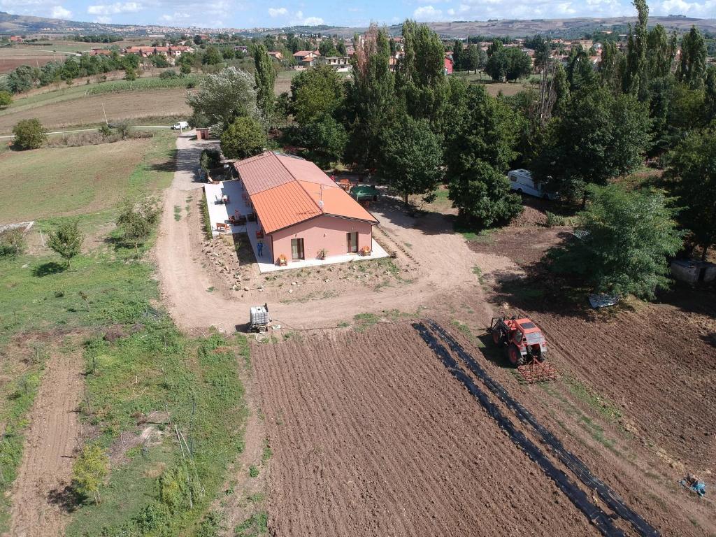 widok z góry na dom w polu z ciągnikiem w obiekcie Rupe delle sorbe w mieście Atella