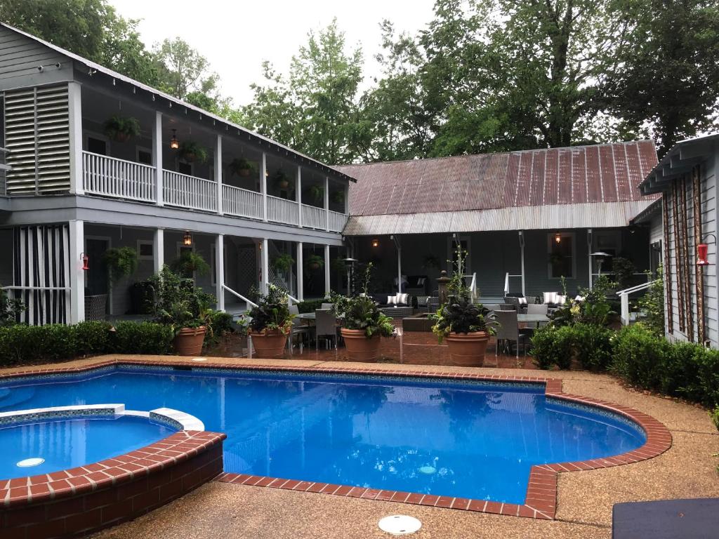 a swimming pool in front of a building at St. Francisville Inn in Saint Francisville