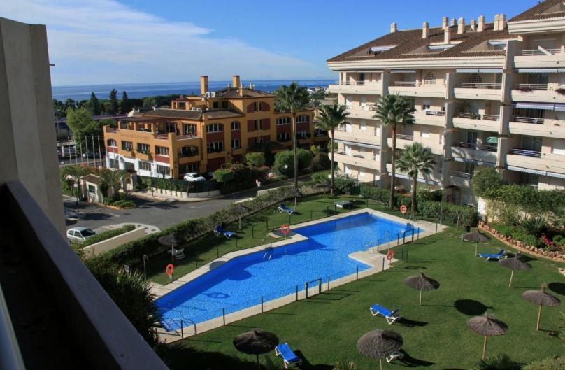 Blick auf den Pool vor einem Gebäude in der Unterkunft Apartamento Costa Nagüeles in Marbella