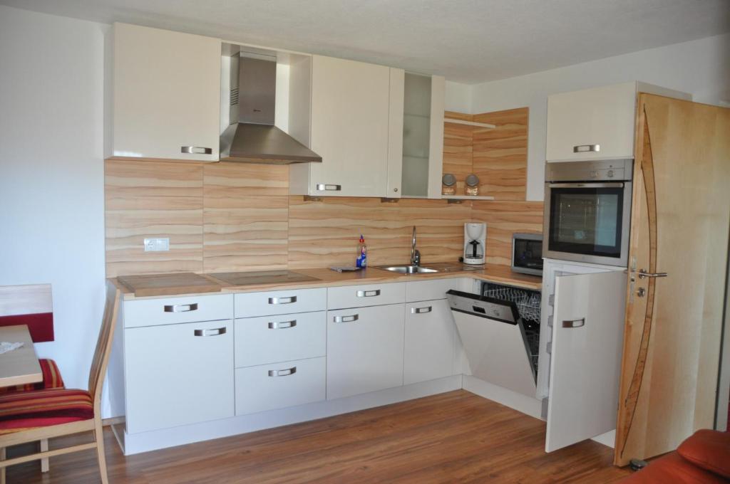 Kuchyň nebo kuchyňský kout v ubytování Gästehaus Regina