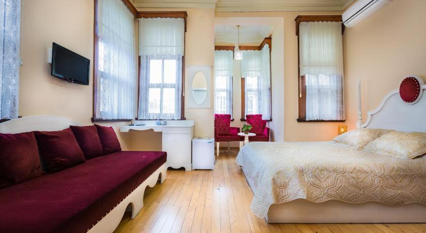 Tempat tidur dalam kamar di Yalı Butik Otel