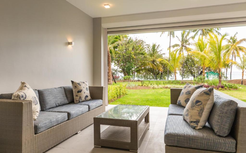 Posezení v ubytování CAPLAGE - BEACHFRONT GROUND FLOOR APARTMENT in TAMARIN